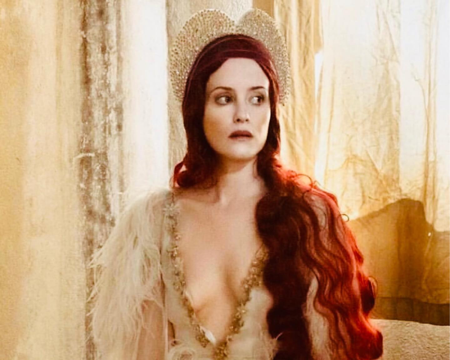 All About Claire Foy: Photos, Movies, Husband, Height & Net Worth